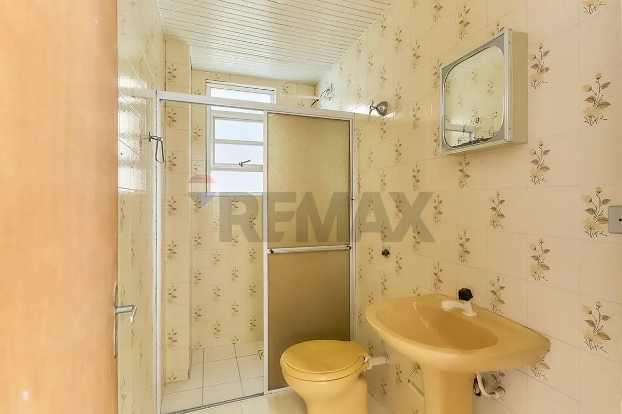 2-bedroom apartment with wood or laminate floors in Curitiba — photo 8