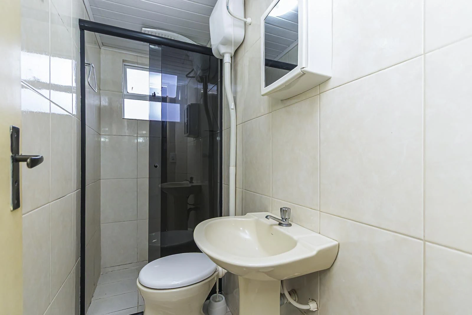 2-bedroom apartment with wood or laminate floors — photo 8