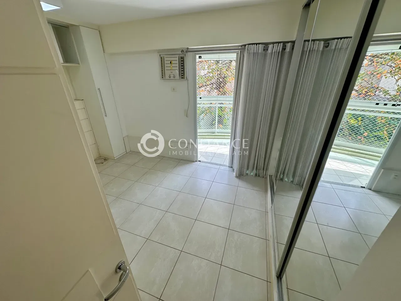 2-bedroom apartment with 2 bathrooms and a balcony — photo 13