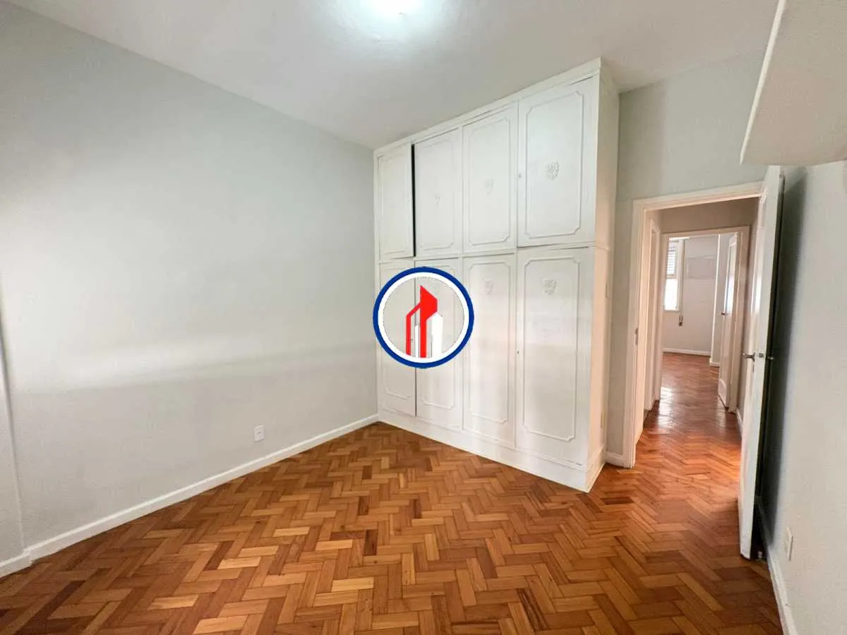 Wood or laminate floors in a 2-bedroom apartment, 72 m² — photo 7