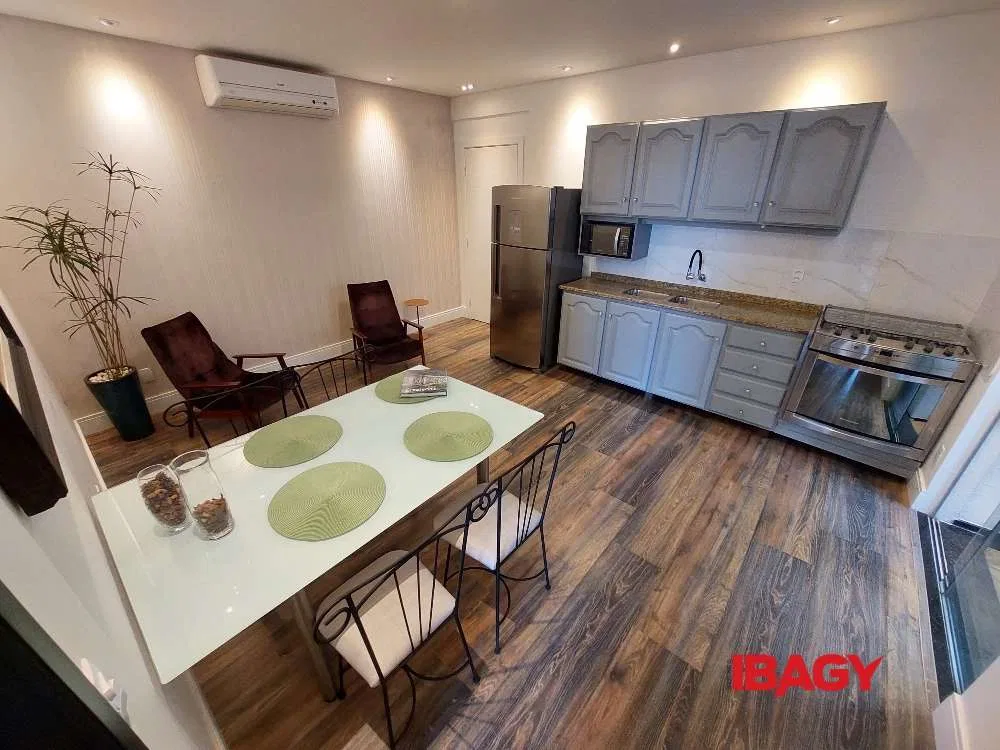 Apartamento mobiliado de 2 dormitórios com 60 m²