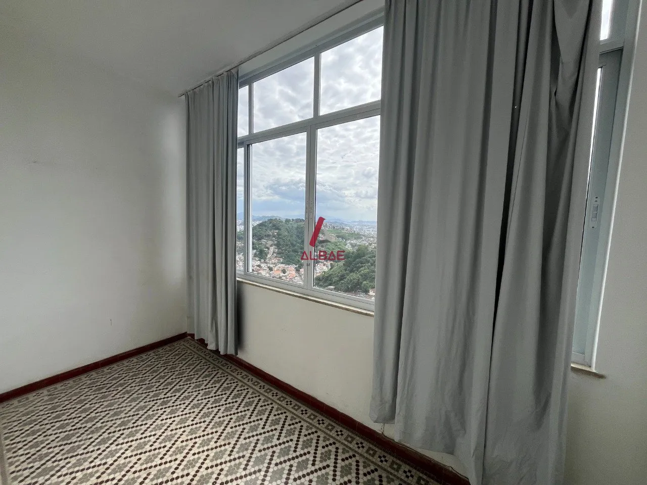 3-bedroom apartment with glassed-in balcony windows — photo 4