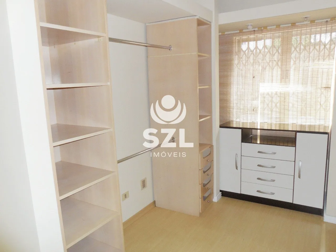 Walk-in closet in a 2-bedroom apartment, 87 m² — photo 18