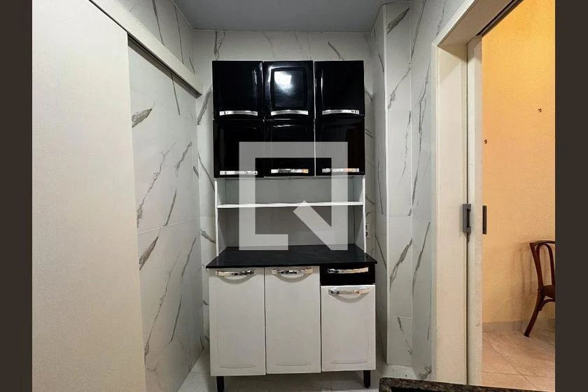 Квартира з 1 спальнею, компактною кухнею та душем у склі — photo 4