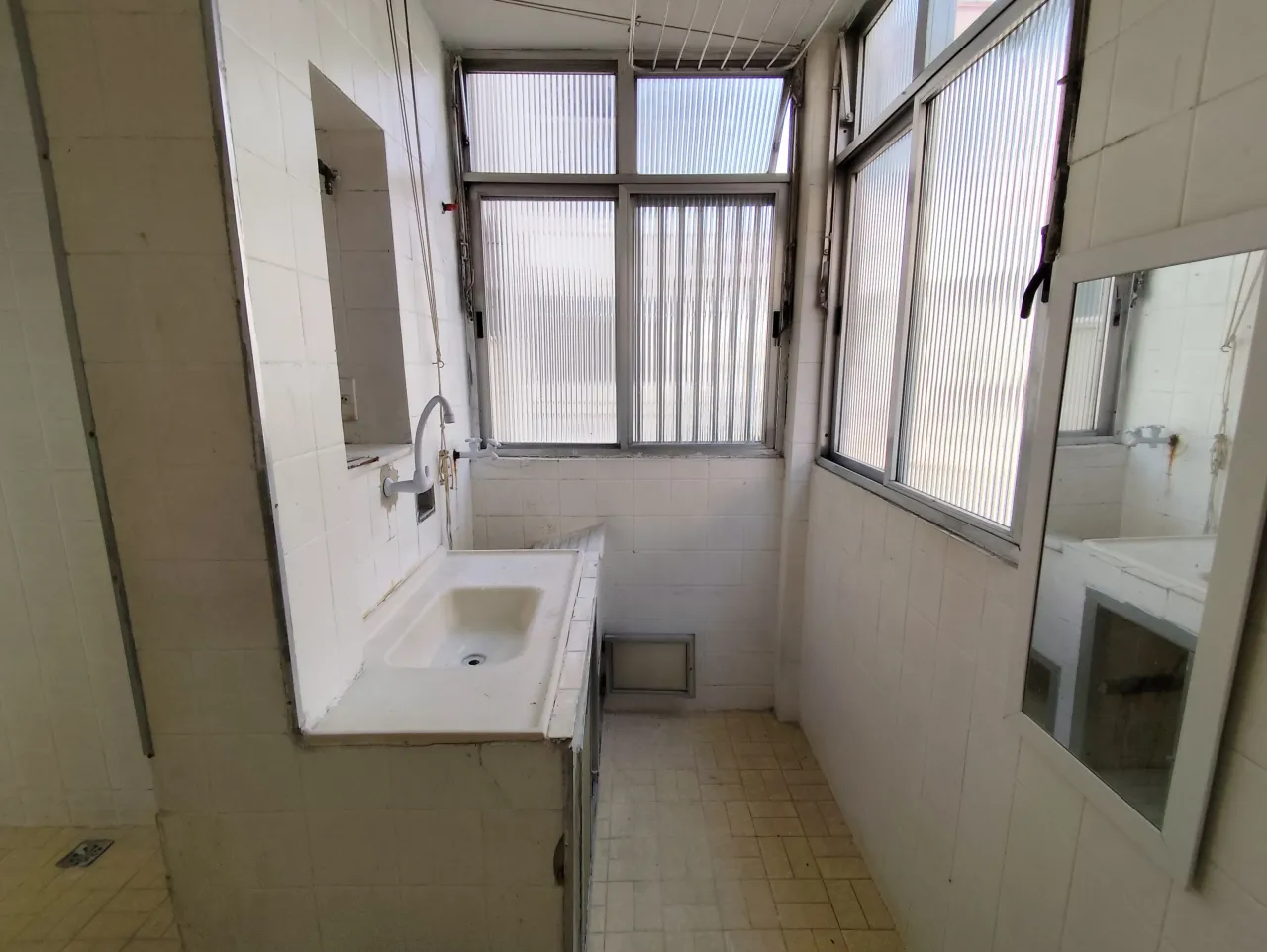 Apartment with 2 bedrooms and a glass shower enclosure — photo 5