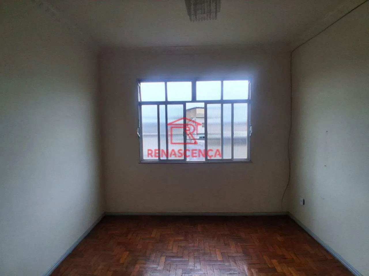 2-bedroom apartment with wood or laminate floors — photo 9