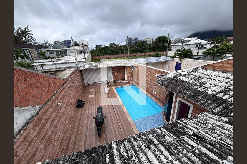 House with 4 en-suite bedrooms, 329 m² and 3 parking — photo 2
