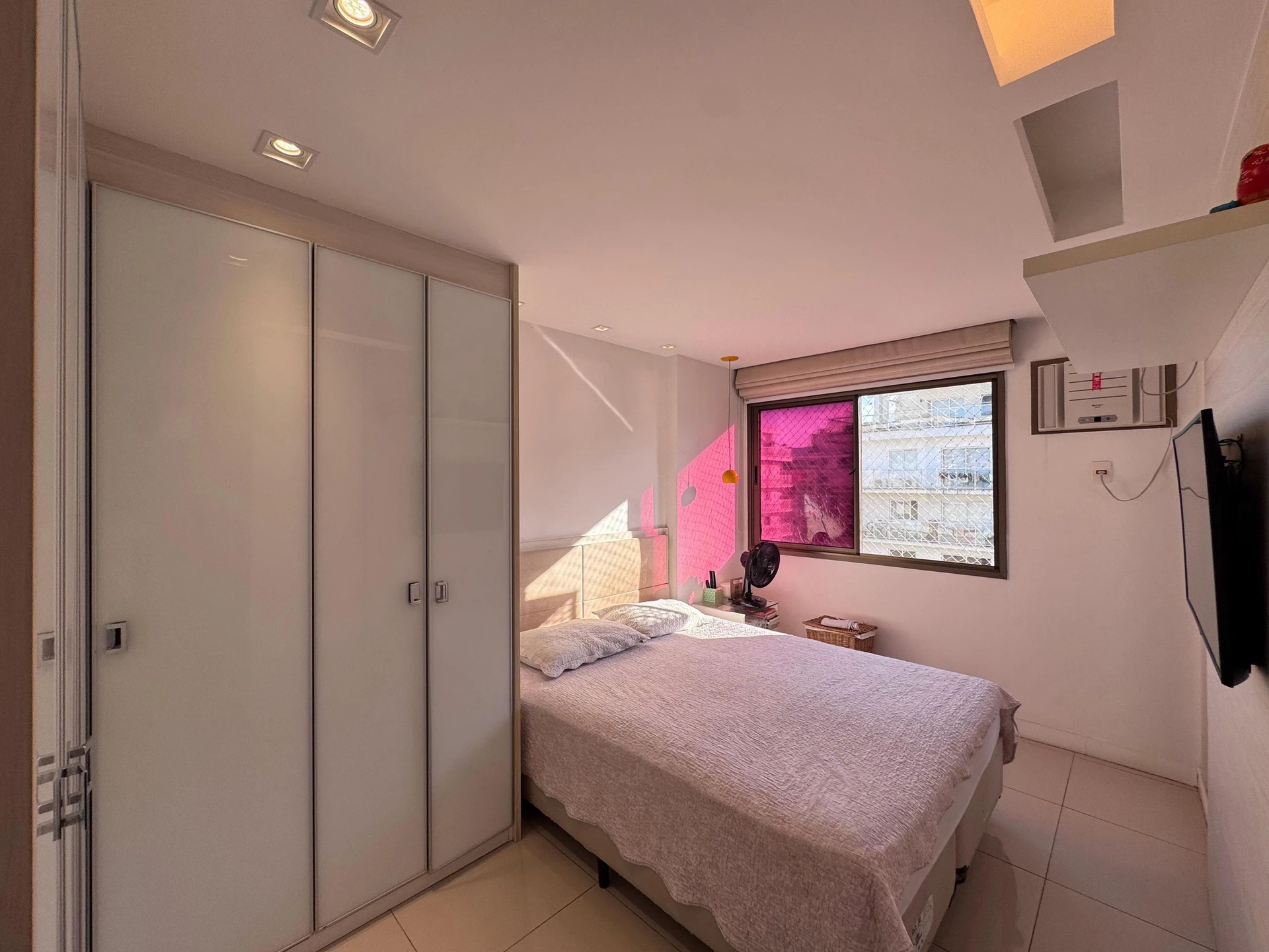 4-bedroom apartment with a glass-enclosed balcony — photo 37