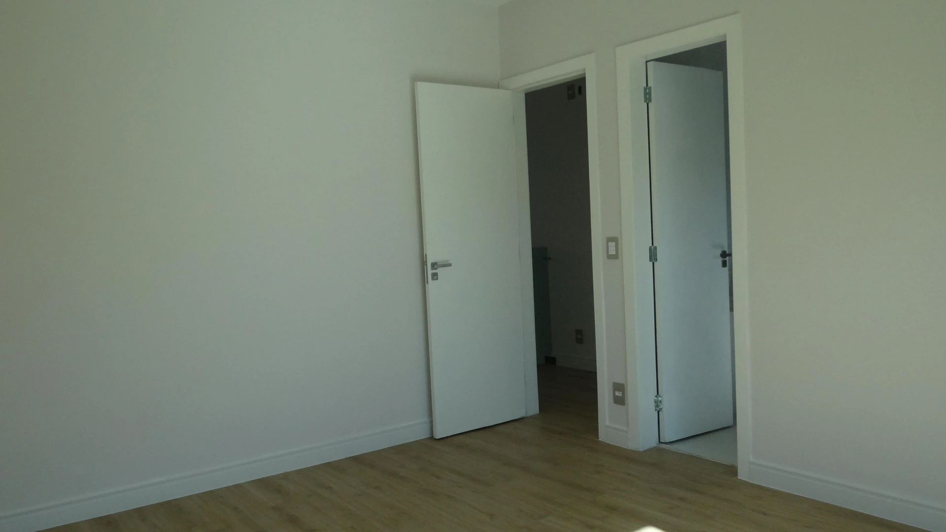 Casa de 384 m² com janelas do piso ao teto e varanda gourmet — photo 77