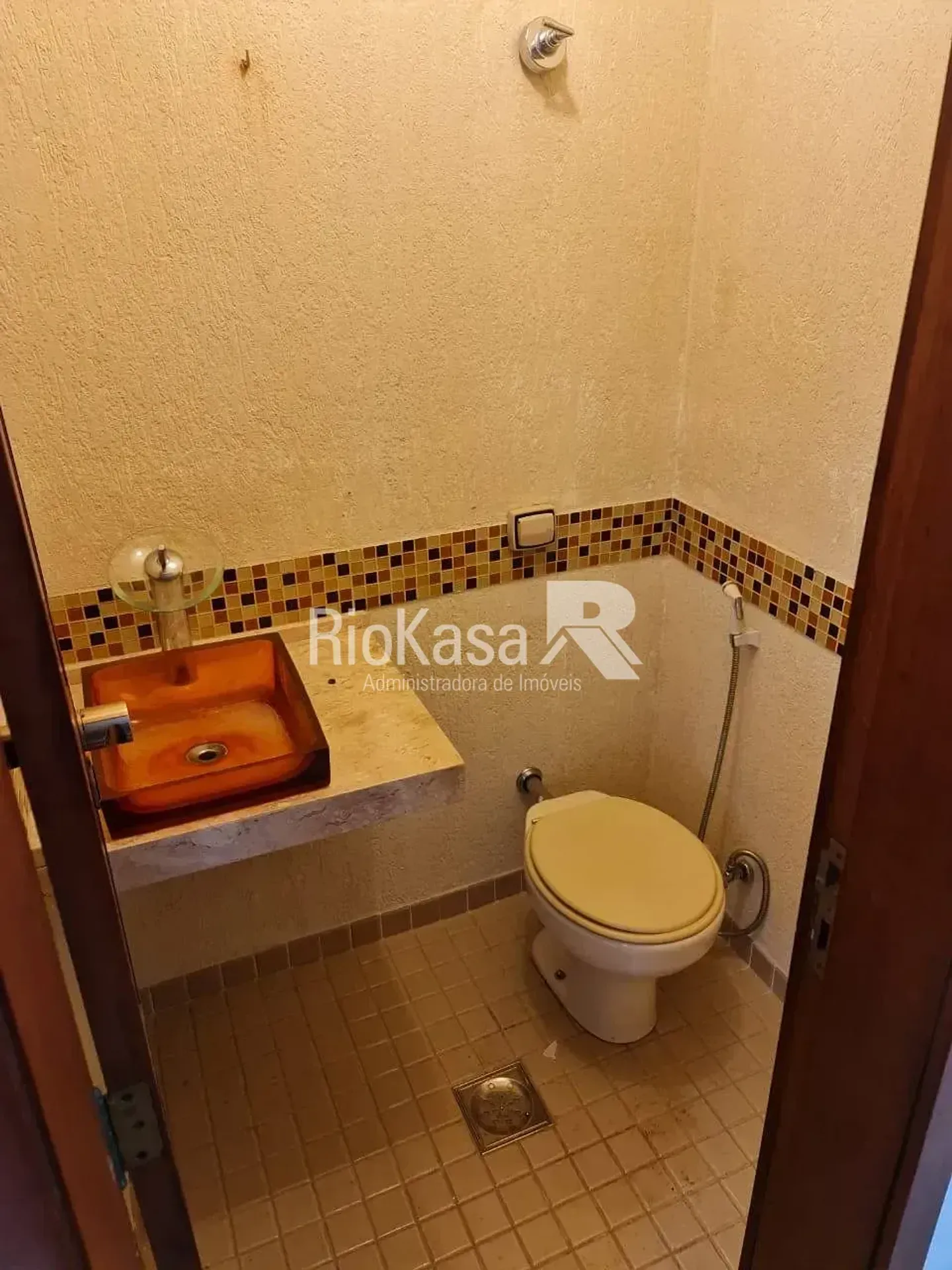 4-bedroom apartment in a building with a pool — photo 22