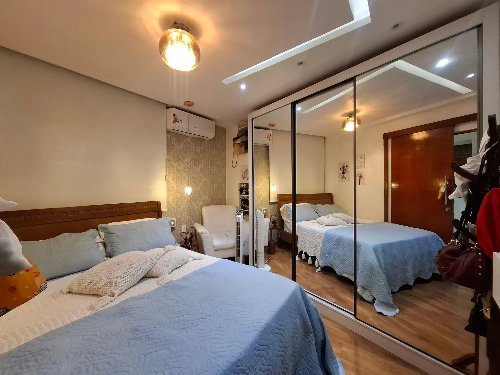Balcony with a grill in a 2-bedroom apartment, 90 m² — photo 2