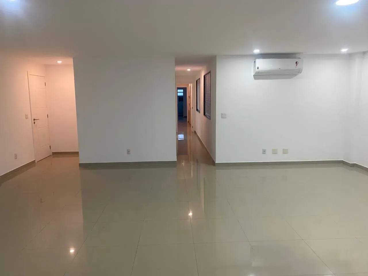 Unfurnished apartment with 3 bedrooms and 4 bathrooms — photo 8