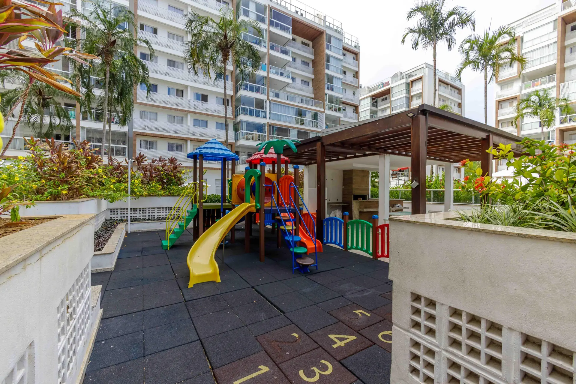 2-bedroom apartment with an enclosed, floor-to-ceiling balcony — photo 12