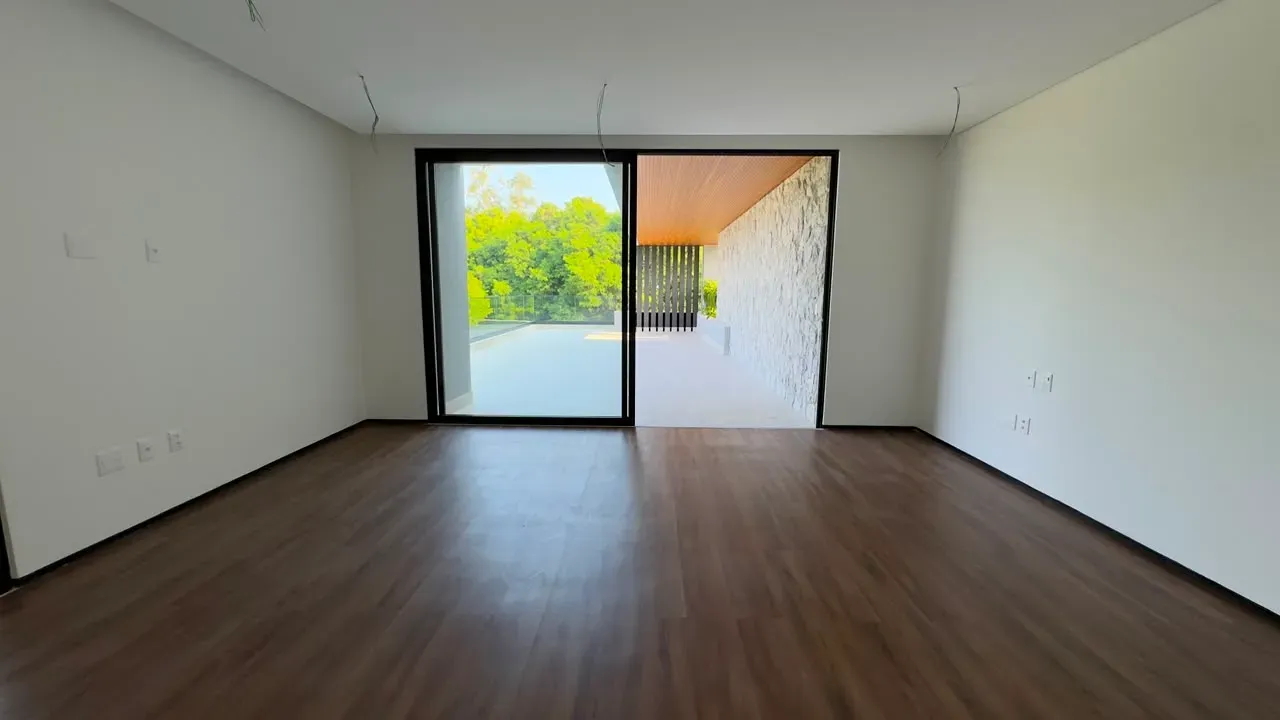 House with 5 bedrooms and floor-to-ceiling windows — photo 35