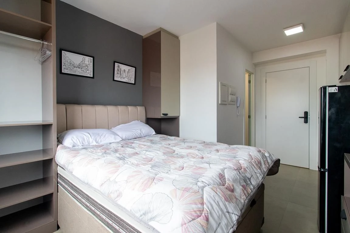 Furnished studio, 20 m², with floor-to-ceiling windows
