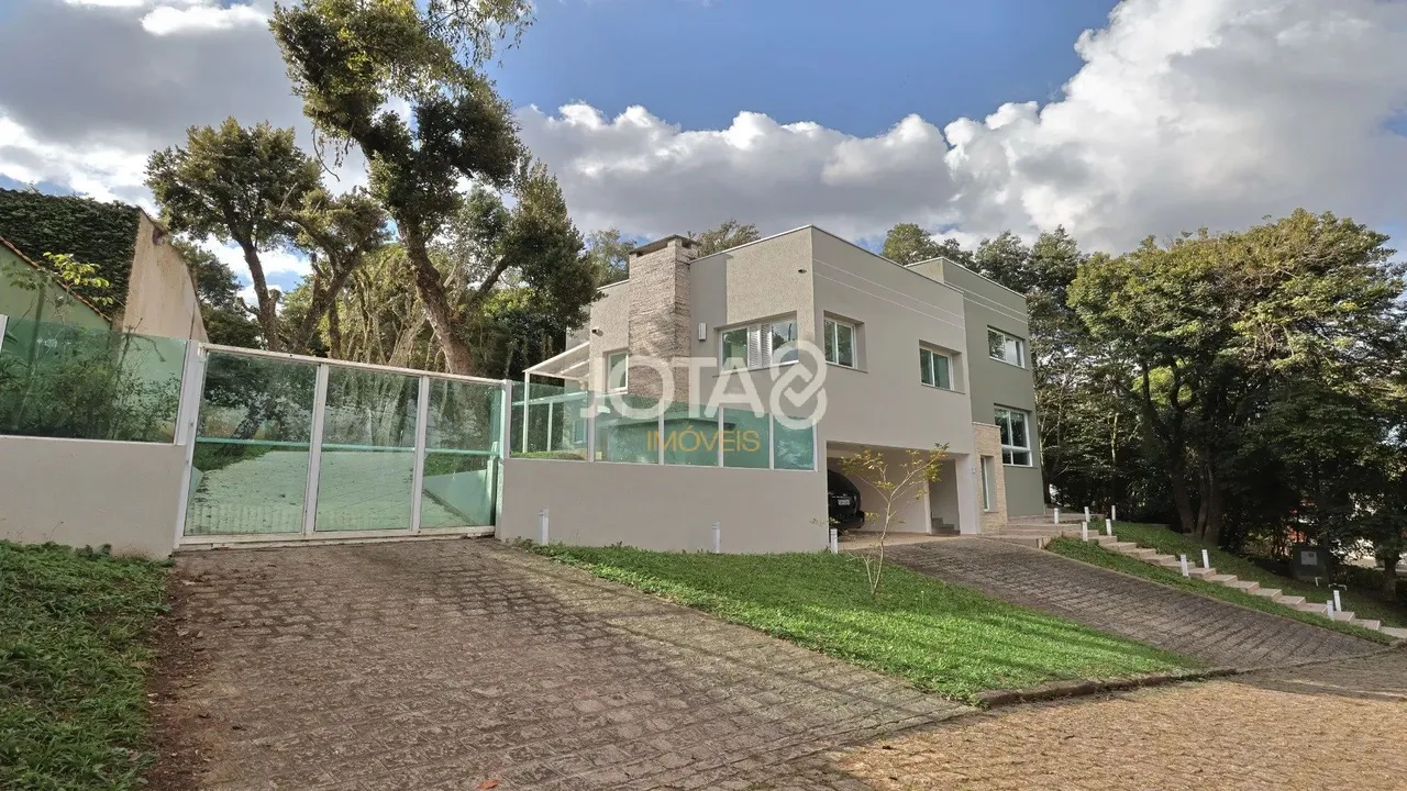 House with 5 bedrooms and a balcony in 370 m²