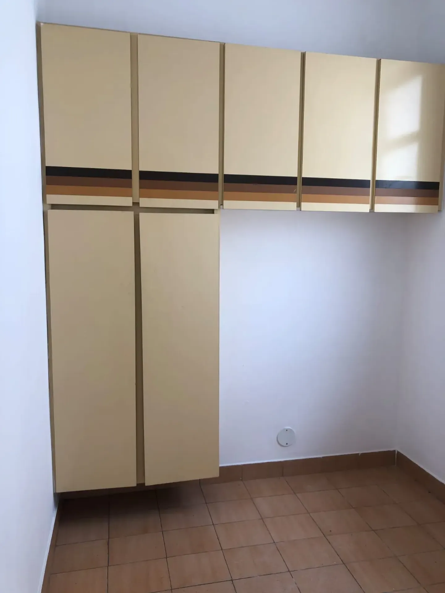 Wood or laminate floors in a 2-bedroom apartment, 82 m² — photo 11