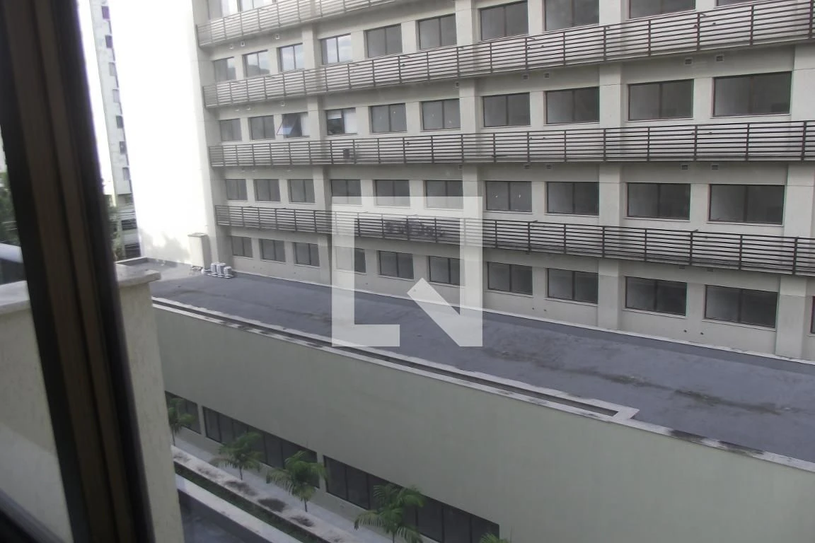 One-bedroom apartment in a building with a gym — photo 30