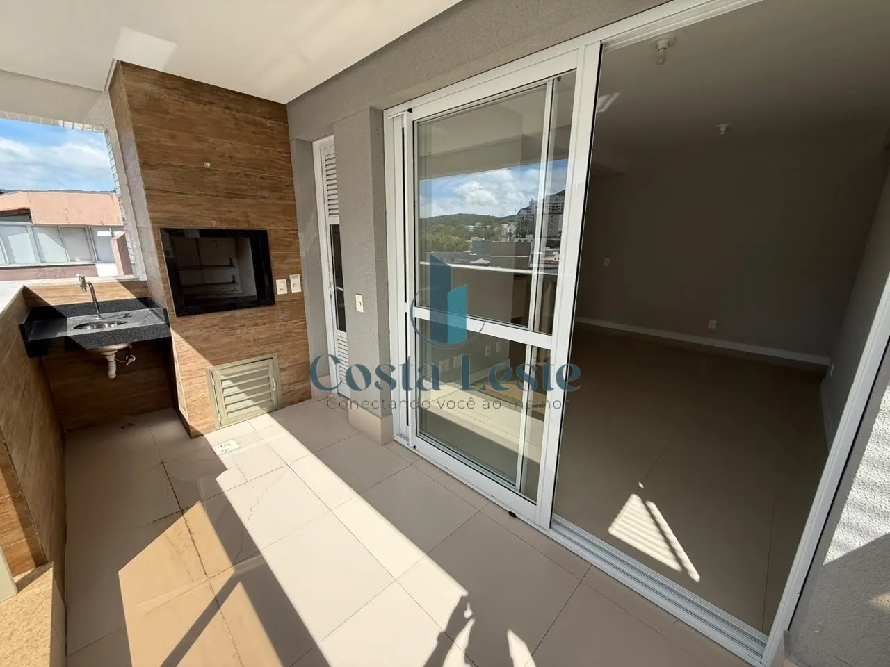 Balcony with a grill in a 2-bedroom apartment, 75 m²