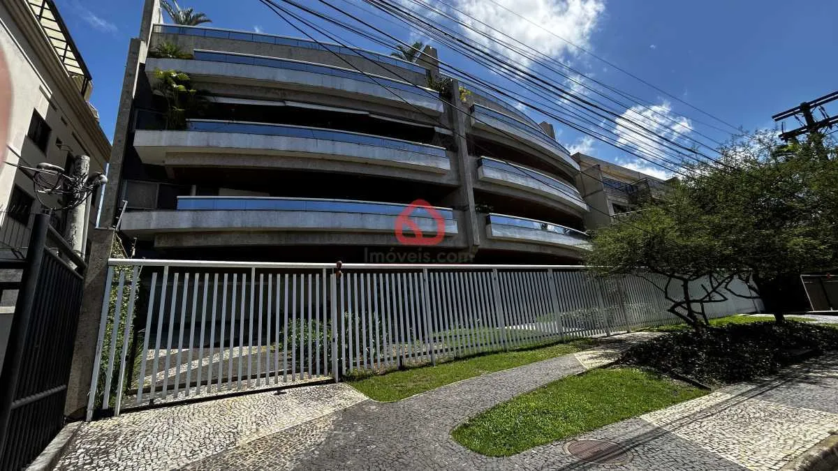 3-bedroom apartment in a building with a pool — photo 21