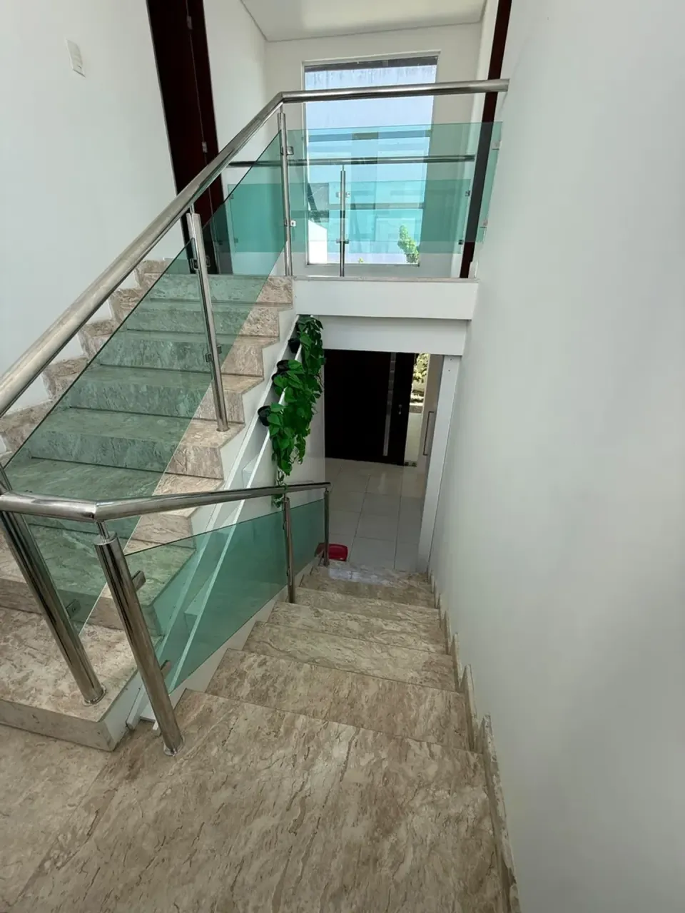 Floor-to-ceiling windows in a 5-bedroom house, 360 m² — photo 20