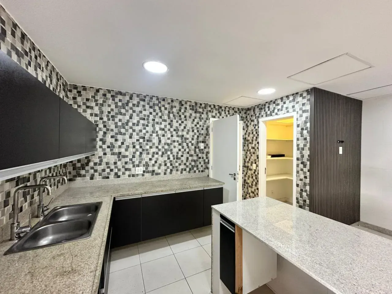 282 m² apartment with 4 bedrooms and 5 bathrooms — photo 2