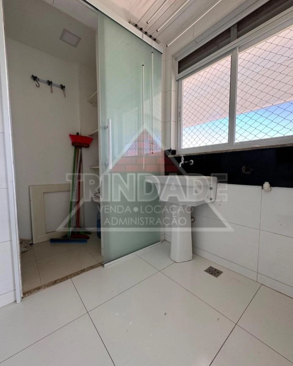 Квартира 229 м² с грилем на балконе и застеклённым балконом — photo 17