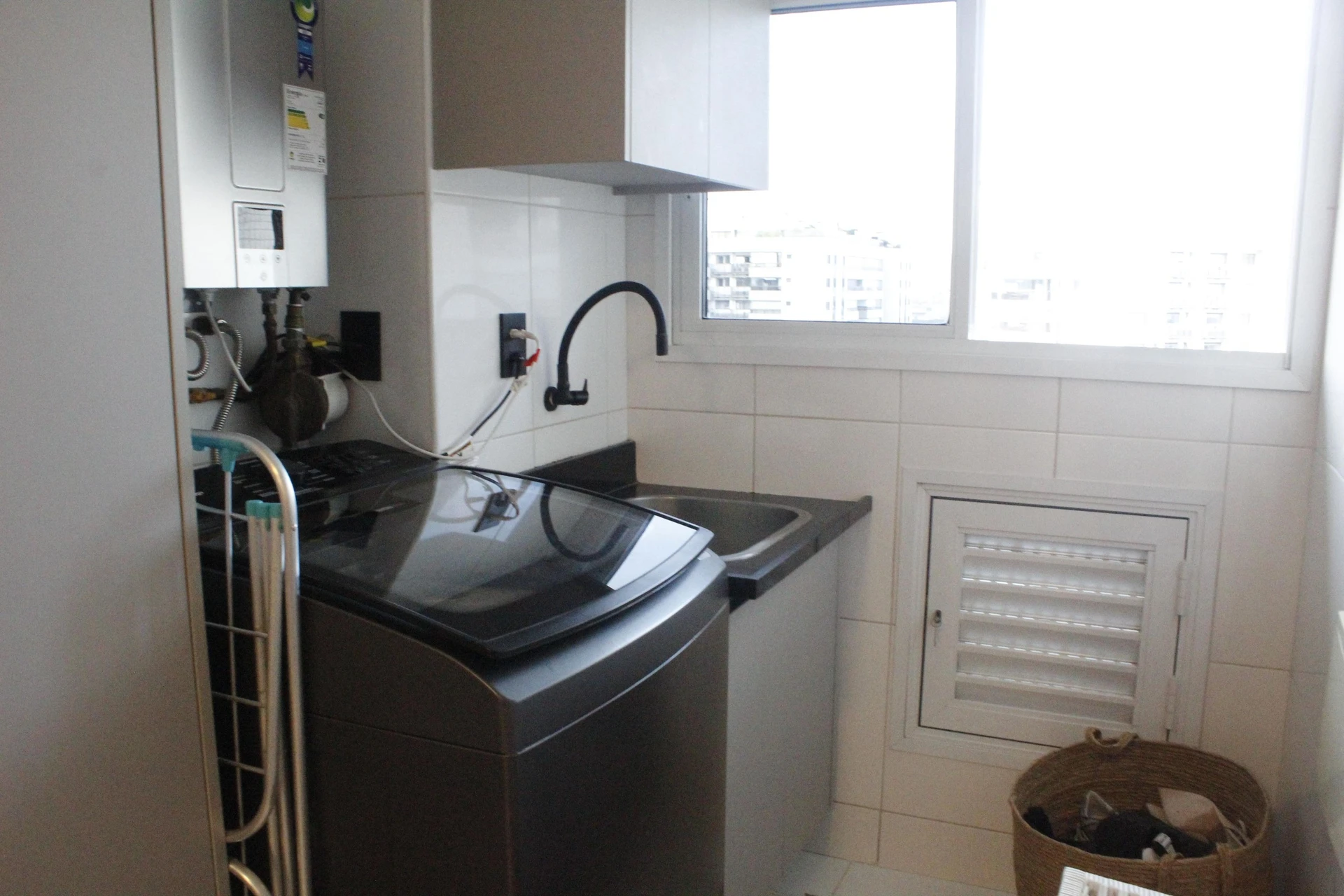 Glass-enclosed balcony in a 3-bedroom apartment, 115 m² — photo 40