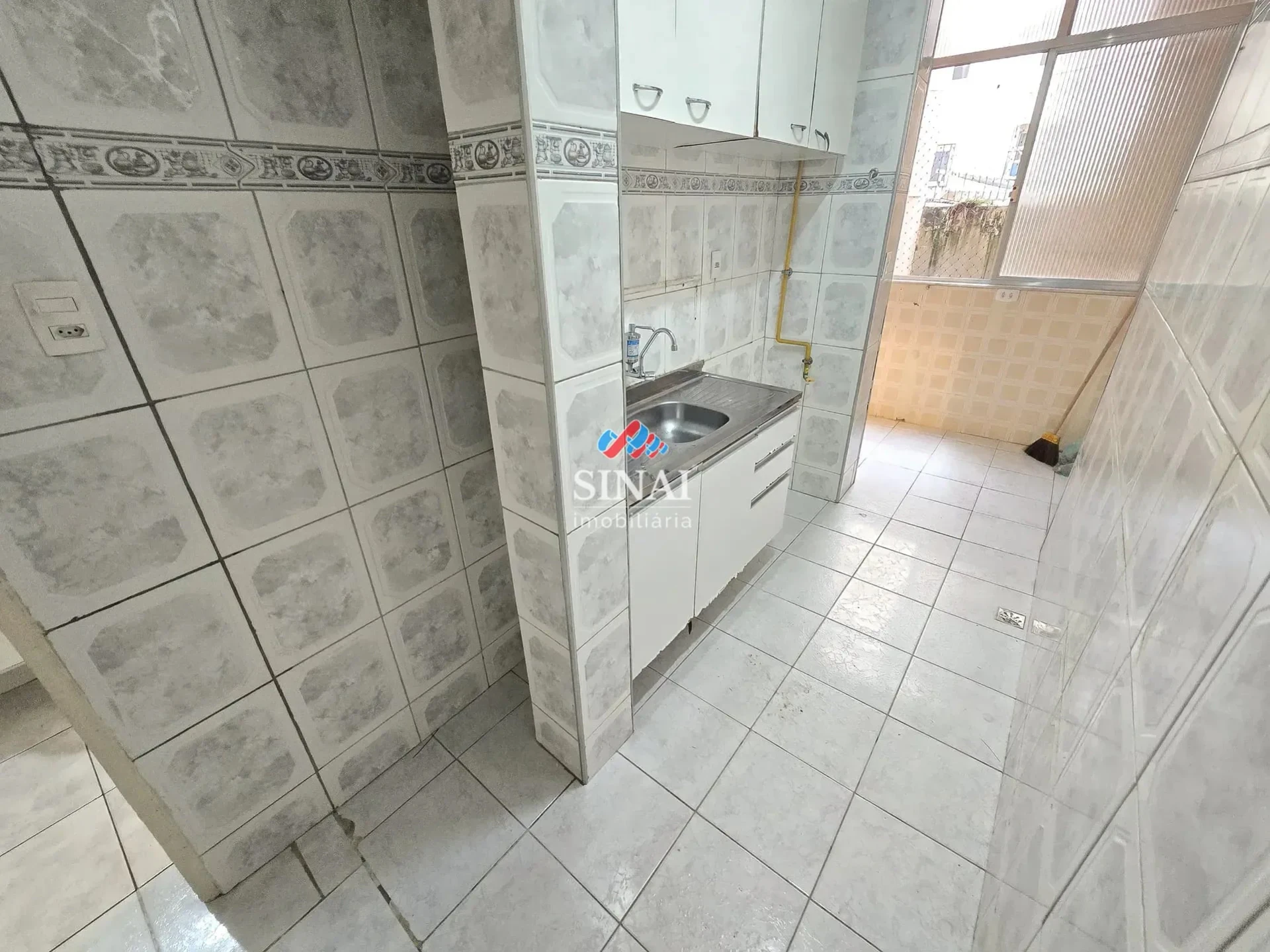2-bedroom apartment with wood or laminate floors — photo 5