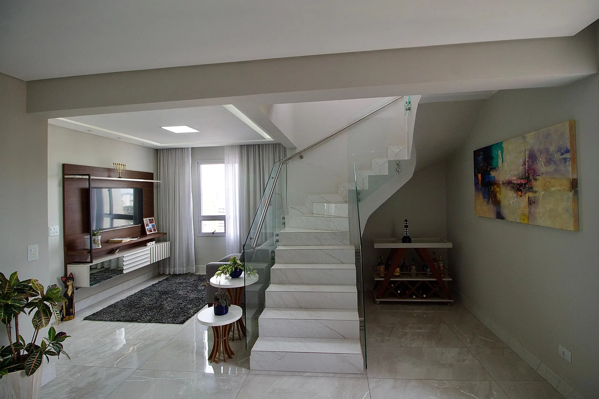 Floor-to-ceiling windows in a 2-bedroom apartment, 100 m²