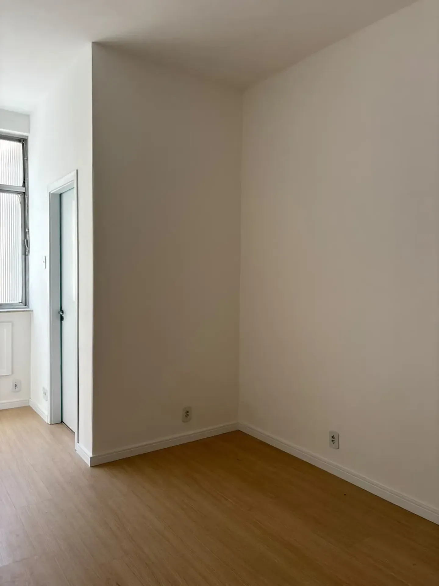 Wood or laminate floors in a one-bedroom apartment, 37 m² — photo 6