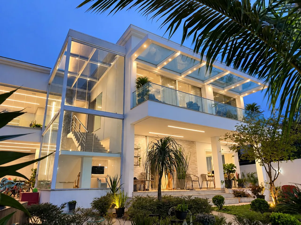 4 quartos e janelas do piso ao teto: casa de 428 m² — photo 6