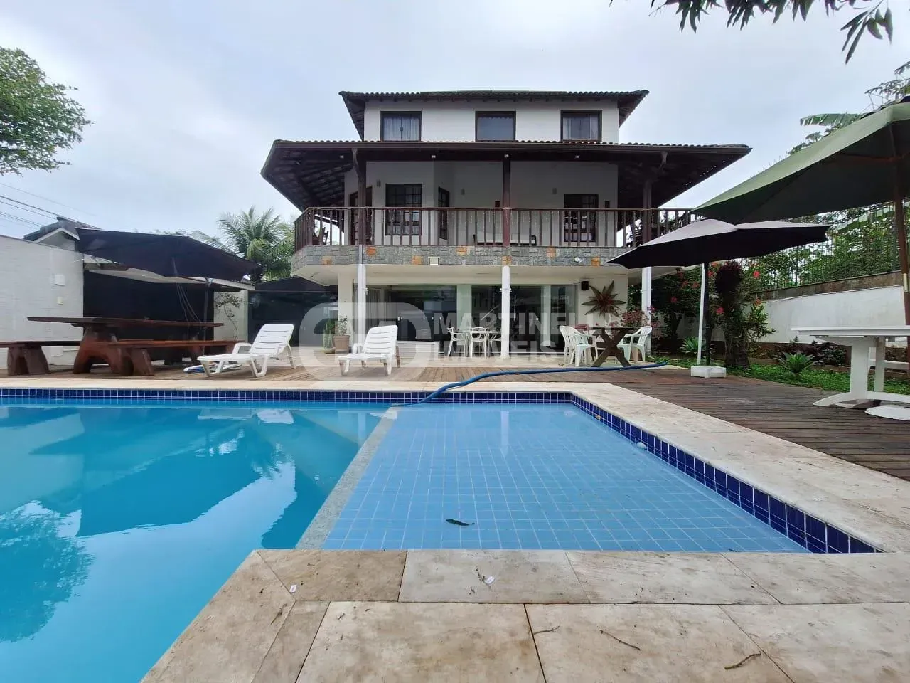Casa com 5 quartos, todos suítes, com piscina e academia