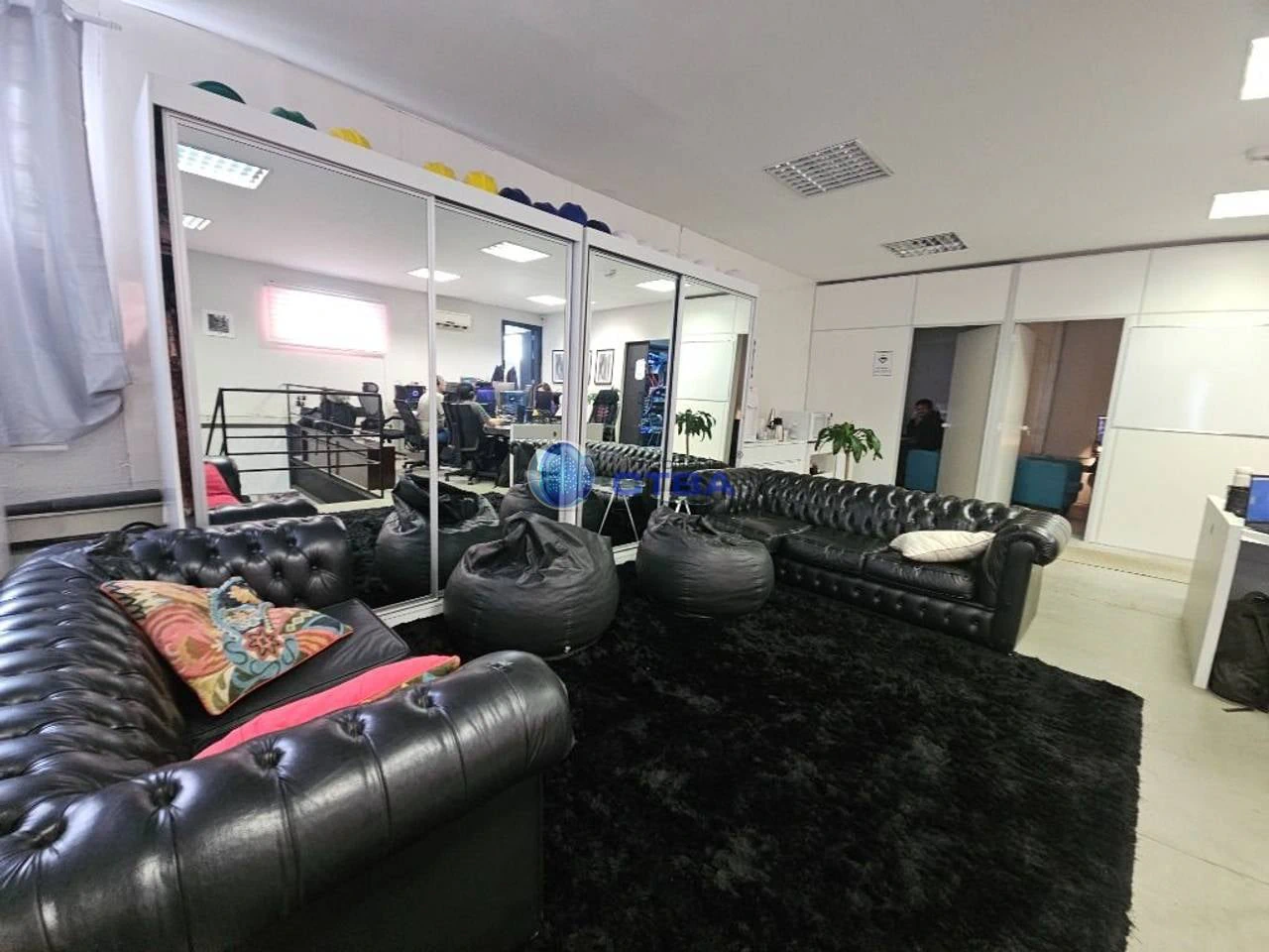 Floor-to-ceiling windows in a 13-bedroom house, 526 m² — photo 13