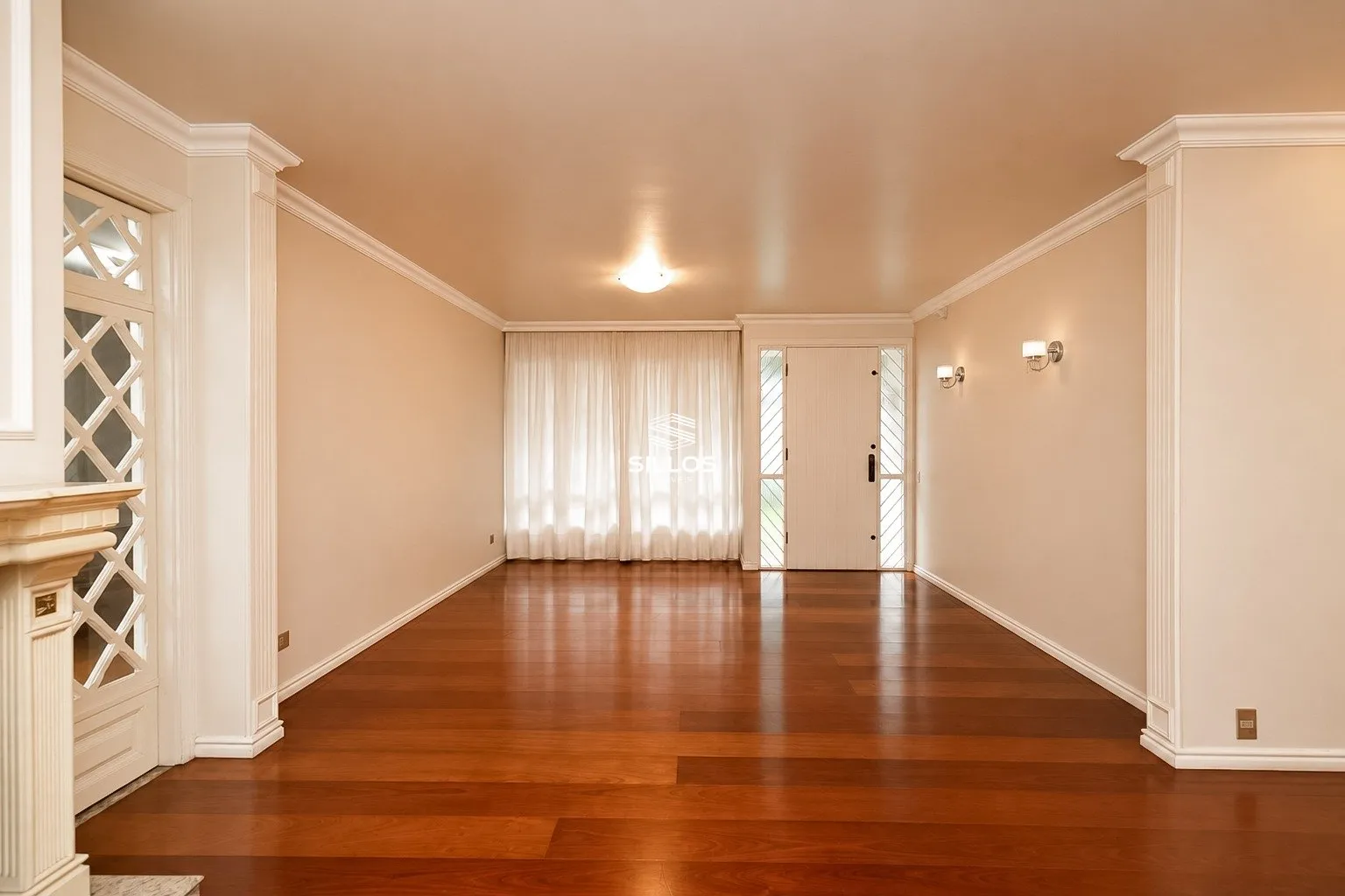 4-bedroom house with a fireplace — photo 4