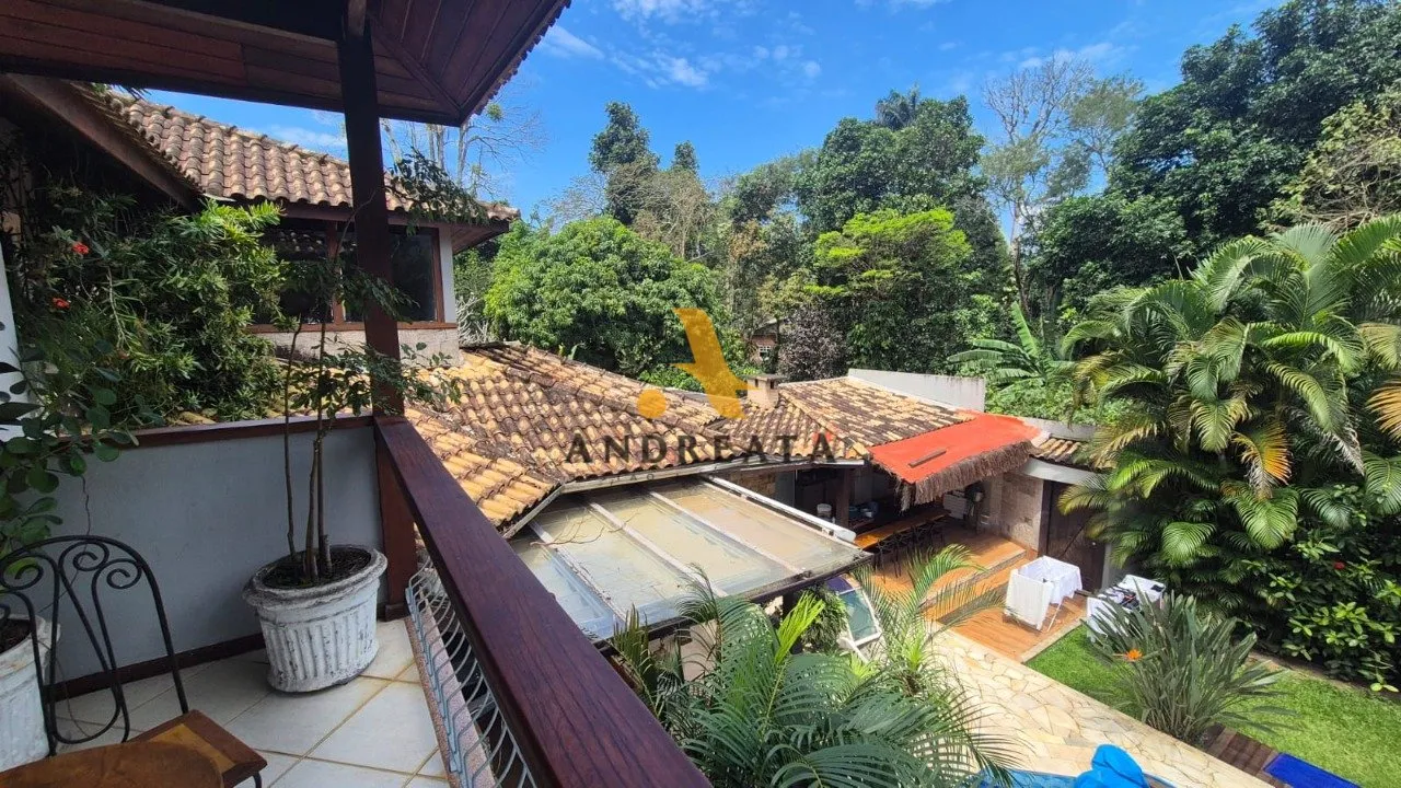 Casa de 307 m² com janelas do piso ao teto e banheira — photo 32