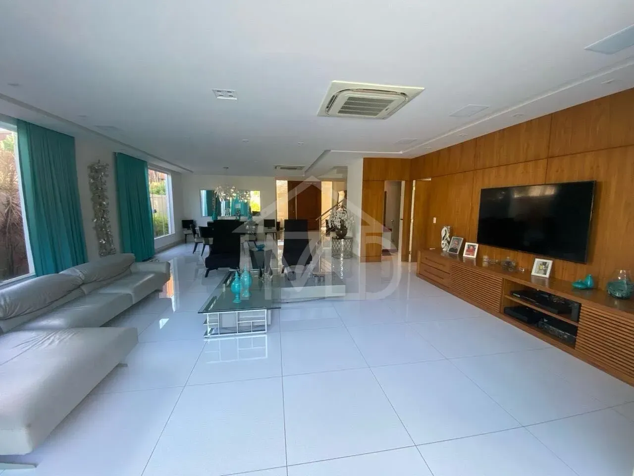 Casa de 300 m² com banheira e piscina privativa