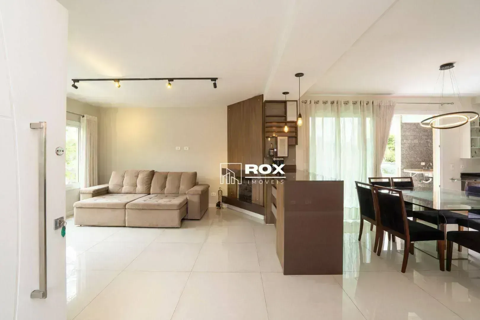 Furnished apartment, 179 m², with a fireplace