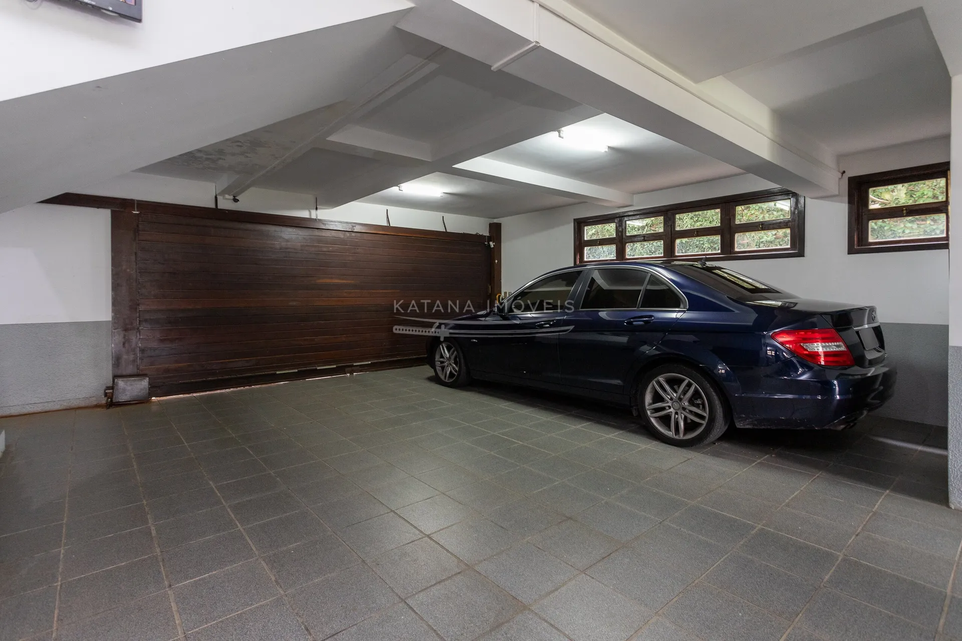 House with a closed kitchen and gas stove, 4 bedrooms — photo 35