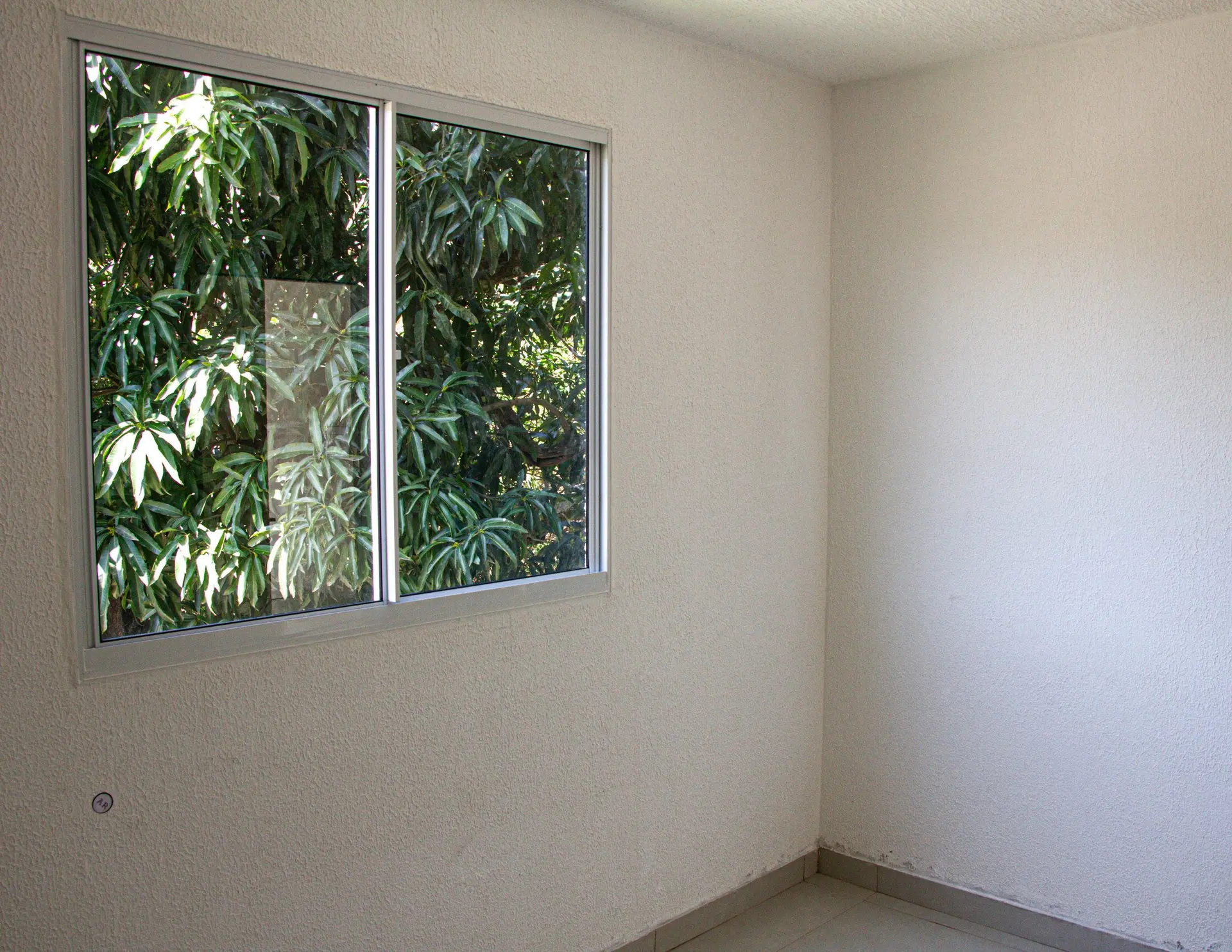 Balcony with a grill in a 2-bedroom apartment, 45 m² — photo 23