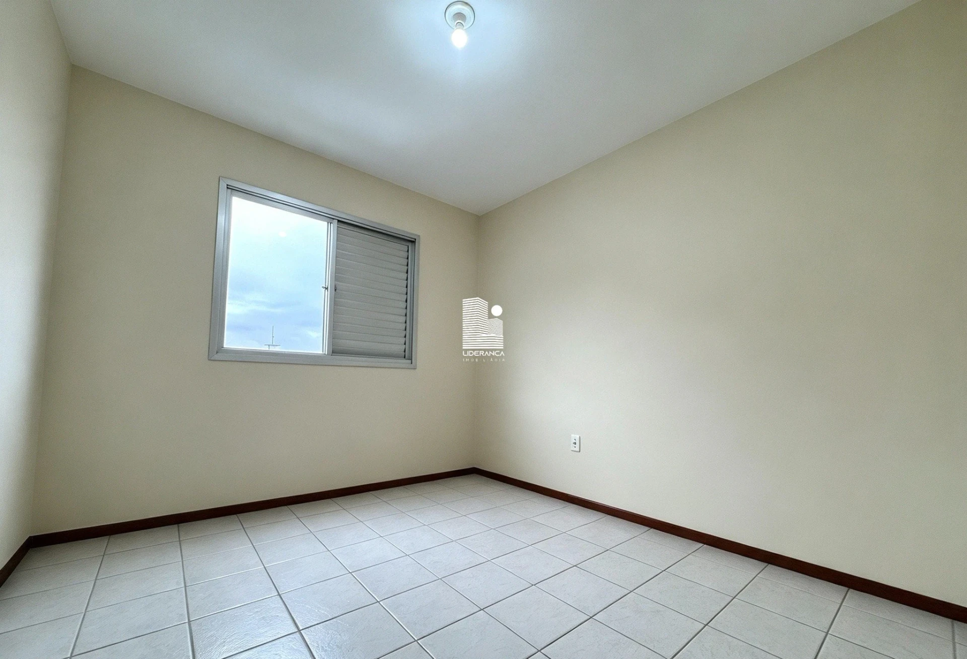 2-bedroom apartment with a mountain view in Florianópolis — photo 4