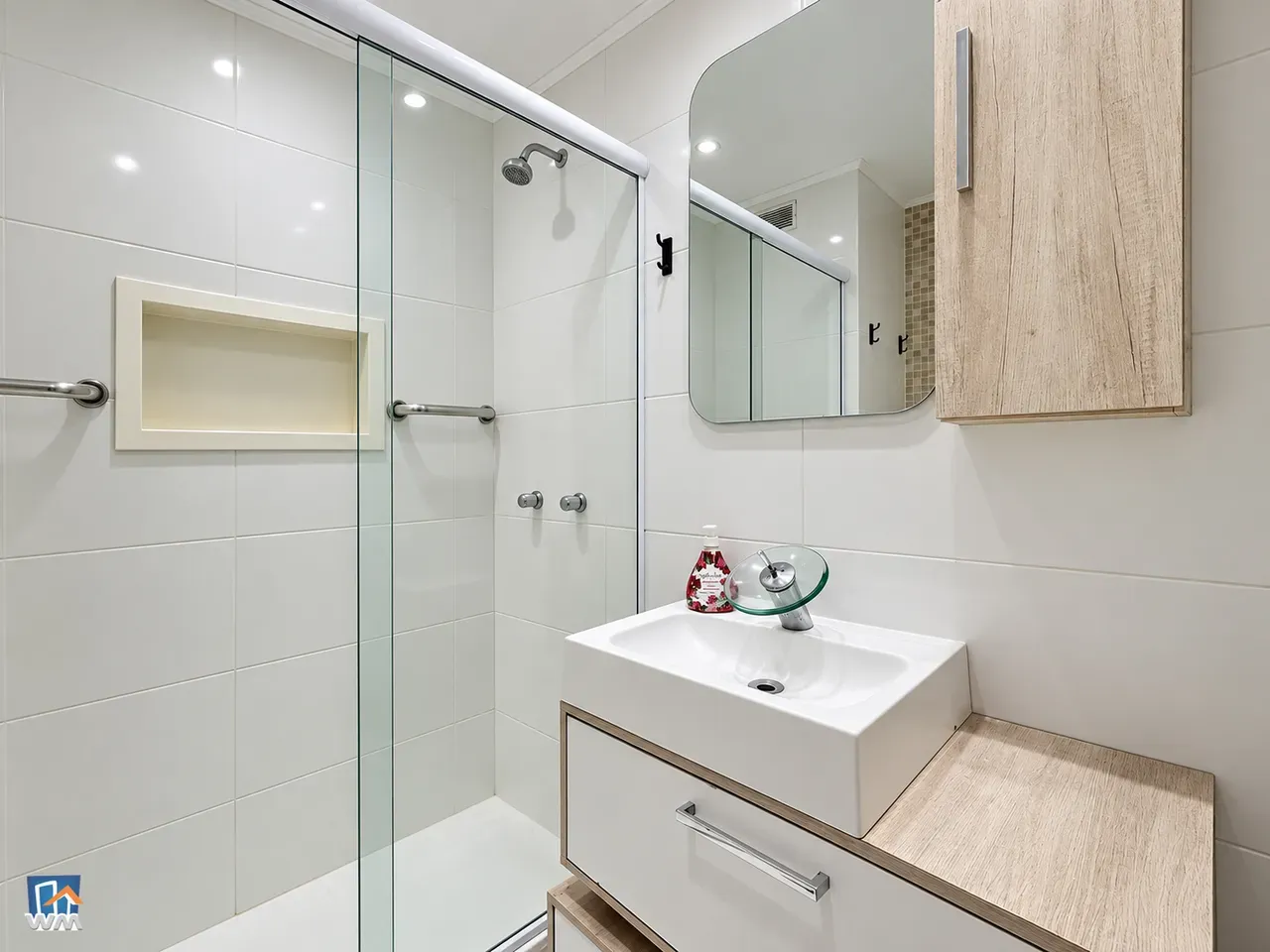 Glass-enclosed balcony in a 2-bedroom apartment, 88 m² — photo 4