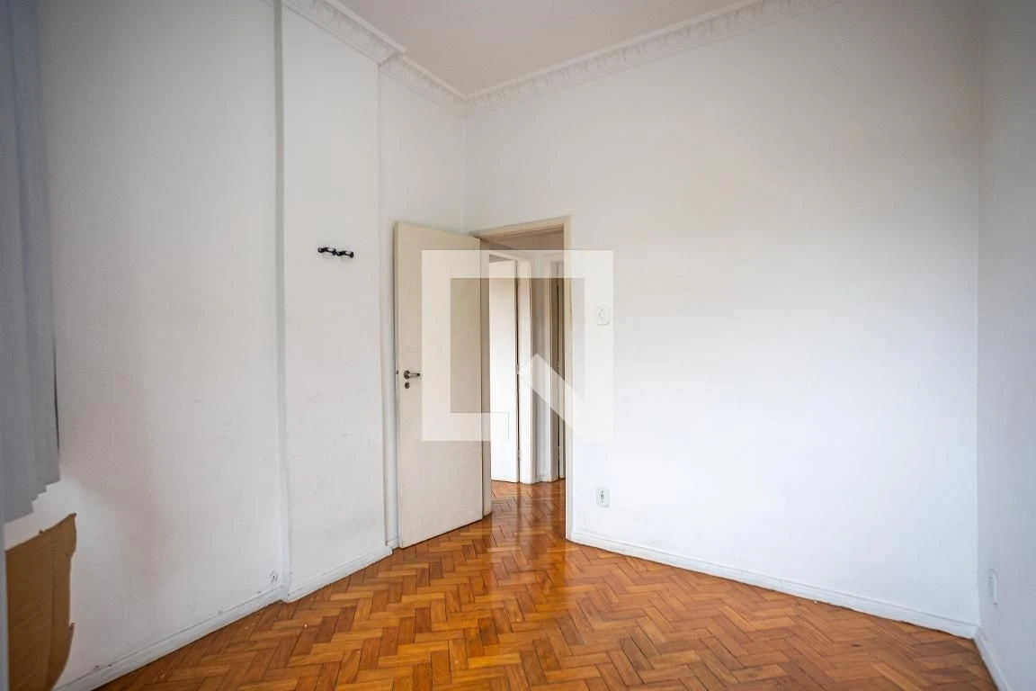 Wood or laminate floors in a 3-bedroom apartment, 85 m² — photo 13