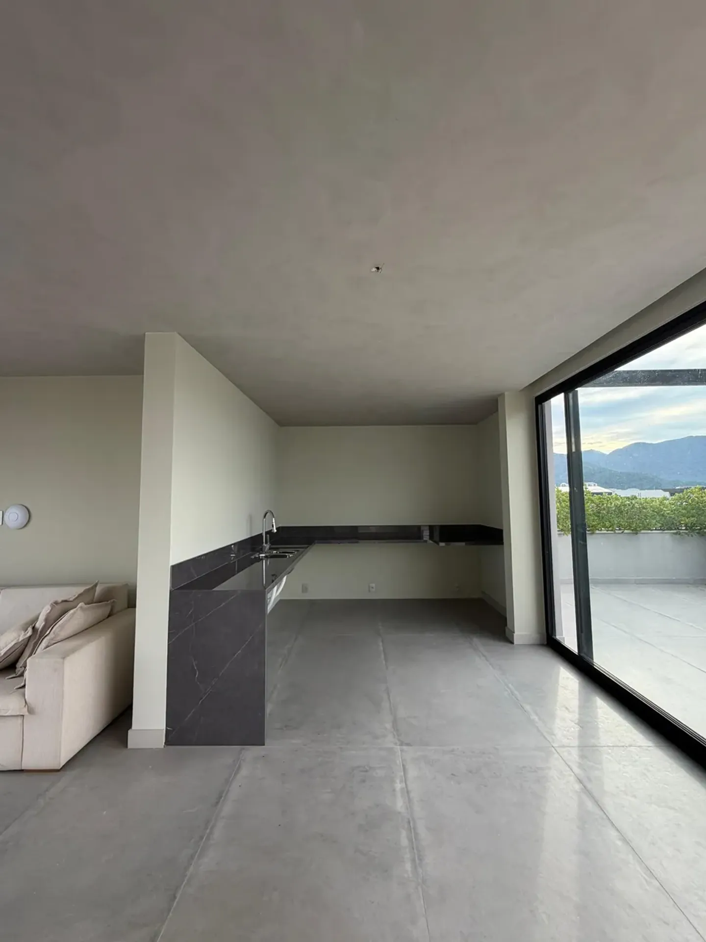 Furnished house with 5 bedrooms and open-plan kitchen — photo 31