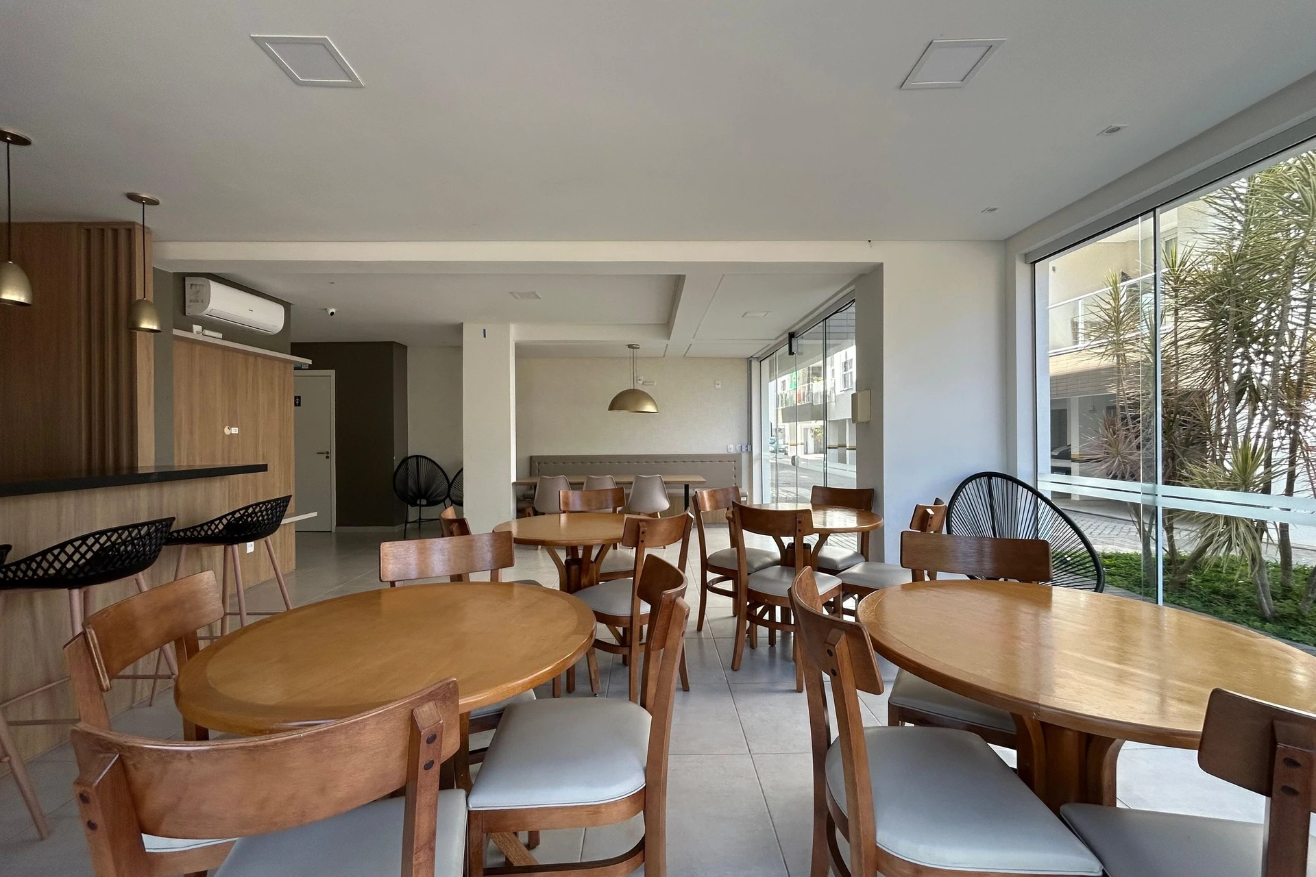 3-bedroom apartment with a grill on the balcony — photo 43
