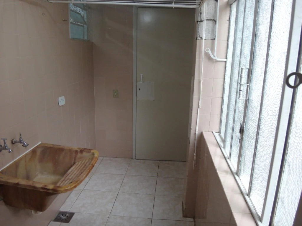 2-bedroom apartment with wood or laminate floors in Curitiba — photo 8