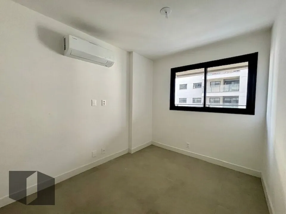 3-bedroom apartment with balcony and city view — photo 4