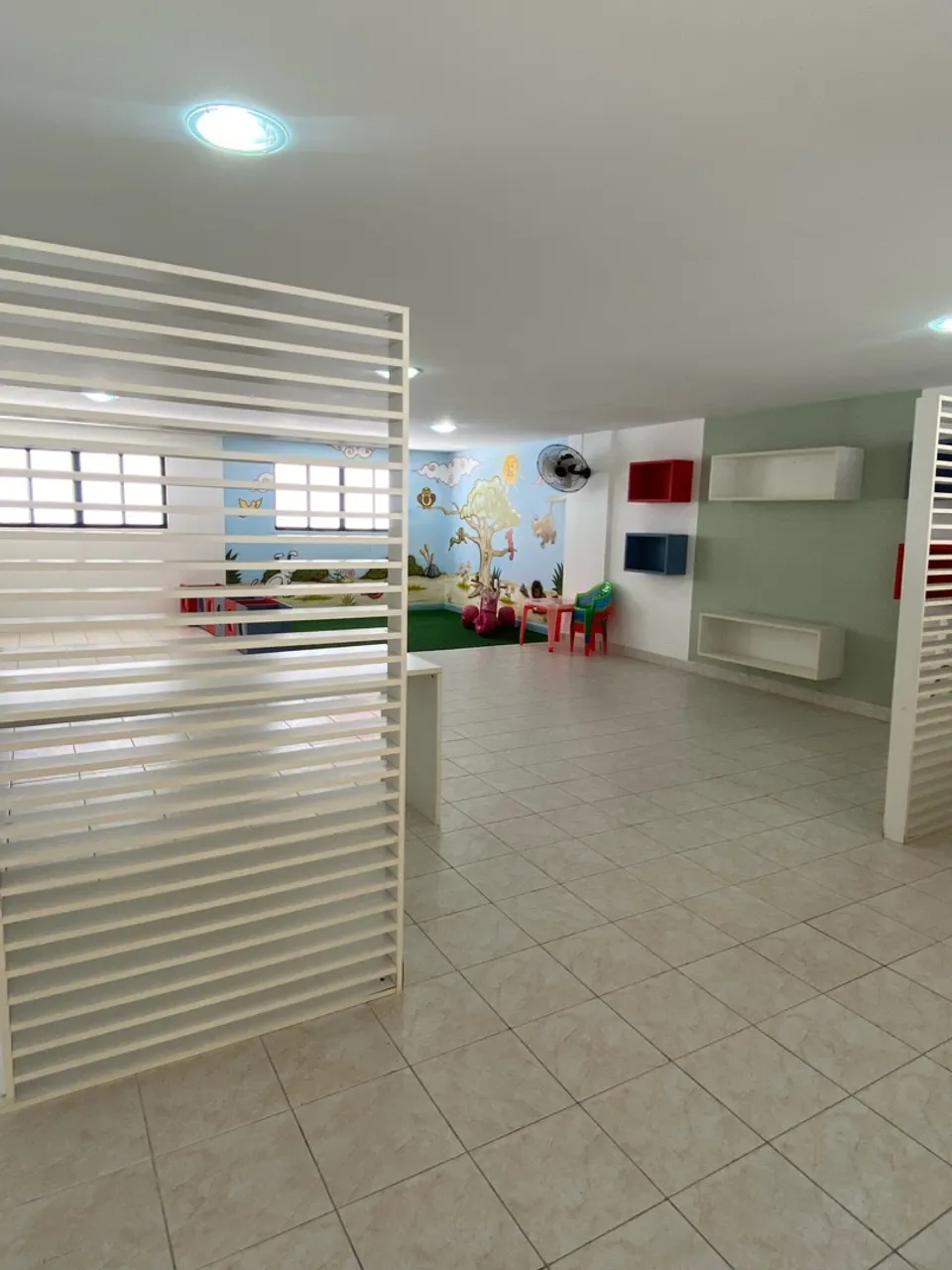 4-bedroom apartment in a building with a pool — photo 6