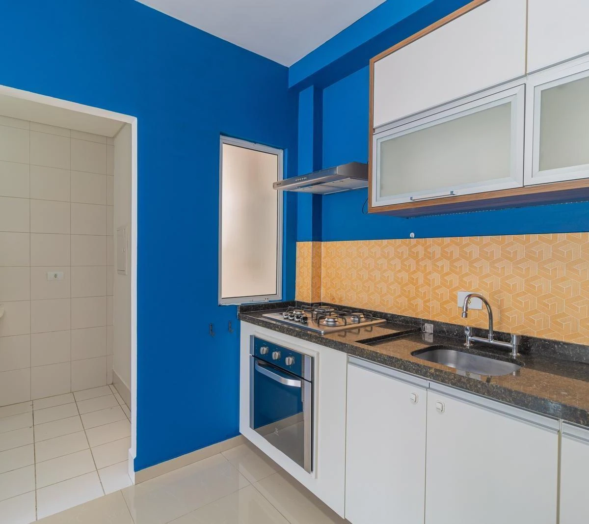 2-bedroom apartment with balcony and open-plan kitchen — photo 2