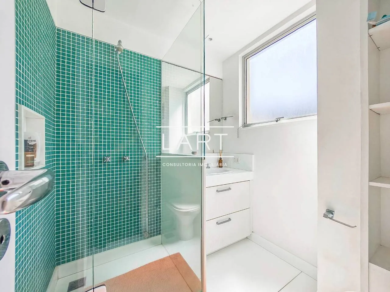 Furnished 3-bedroom apartment with 4 bathrooms and 240 m² — photo 25
